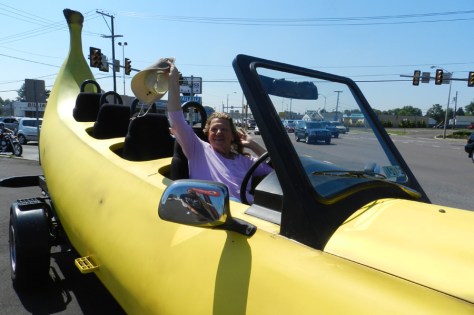 banana_car_pic_large_liz-waving-hat