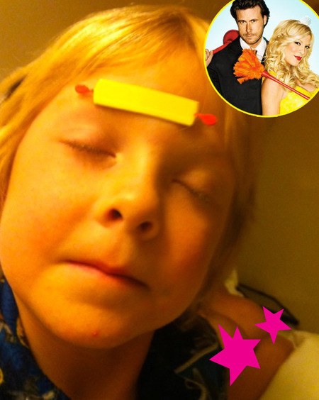 Tori Spelling's husband, Dean McDermott, na em tweet this photo of dem son without realizing say em wife bare breasts dey gidigba for background