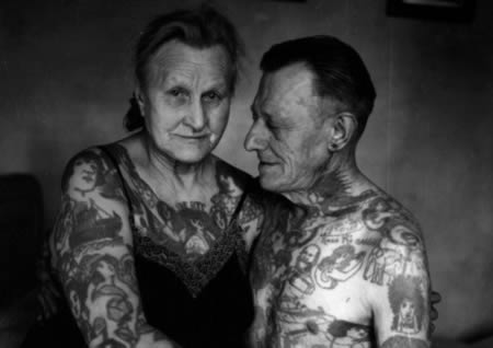 Couple wey folllow each other to do tattoo 