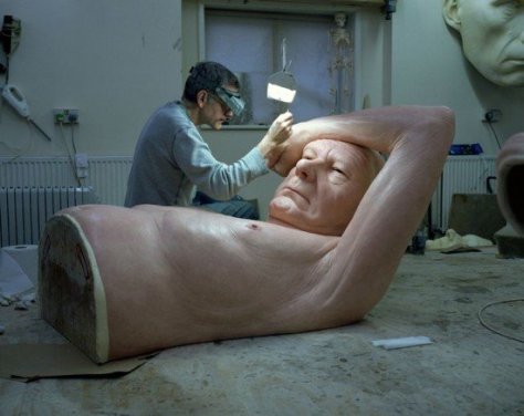 Ron-Mueck-sculptures6-550x437